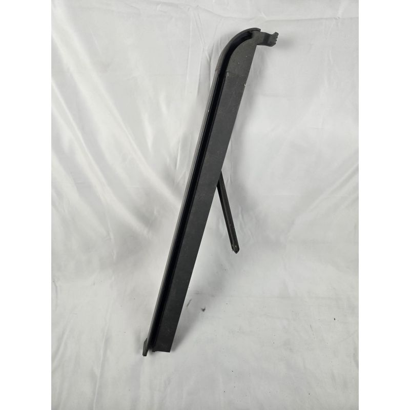 Glissiére gauche pour volet roulant V21 en hauteur M04